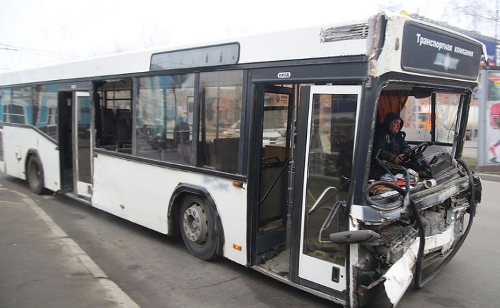 Два пассажирских автобуса столкнулись в Барнауле, три человека пострадали