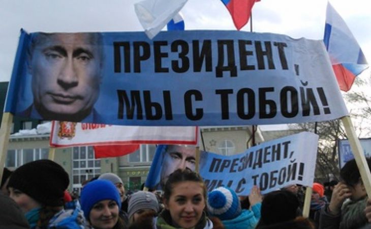 Тысячи человек собрались в Барнауле на митинг в годовщину возвращения Крыма