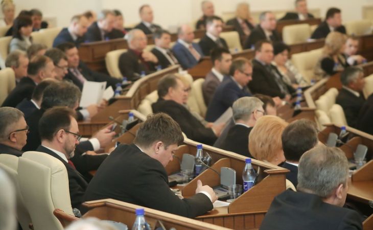 Депутаты Алтайского Заксобрания согласились сократить расходы на 10%
