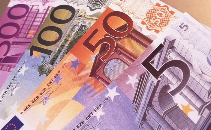 Биржевой курс евро впервые с декабря упал ниже 64 рублей