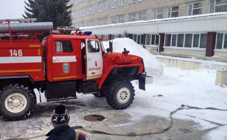 Более 60 сотрудников МЧС выезжали на тушение пожара в детскую краевую больницу Барнаула