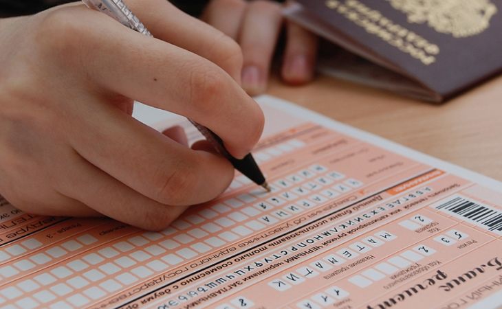 Аттестат будут выдавать за 24 балла по русскому языку и 27 баллов по математике на ЕГЭ