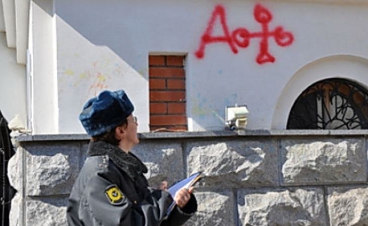 Барнаульцев призывают бороться с надписями экстремистского характера