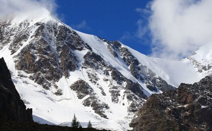 Спасатели эвакуировали травмированного туриста в горах Алтая