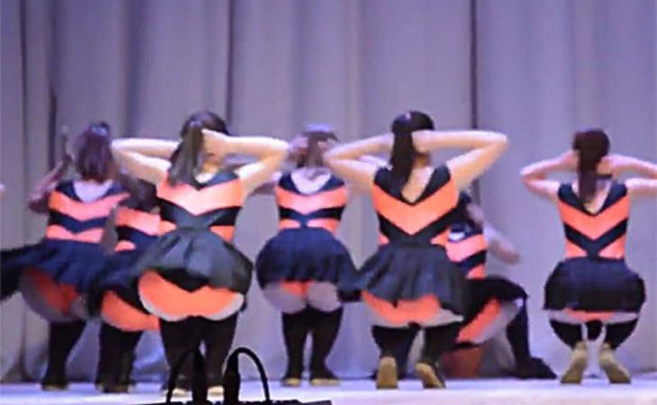Эротический танец "пчелок" в школе Оренбурга шокировал интернет