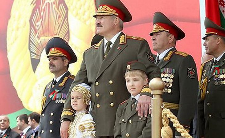 Песков прокомментировал неучастие Лукашенко в параде 9 мая в Москве