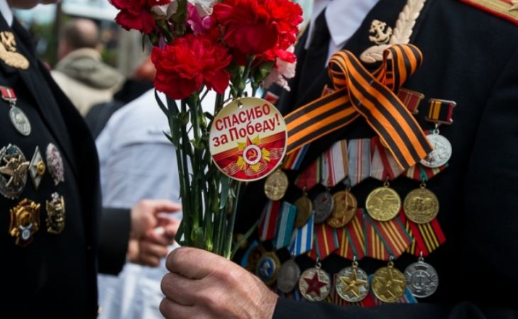 Алтайским ветеранам ко Дню Победы подарят халат, книгу и диск с песнями