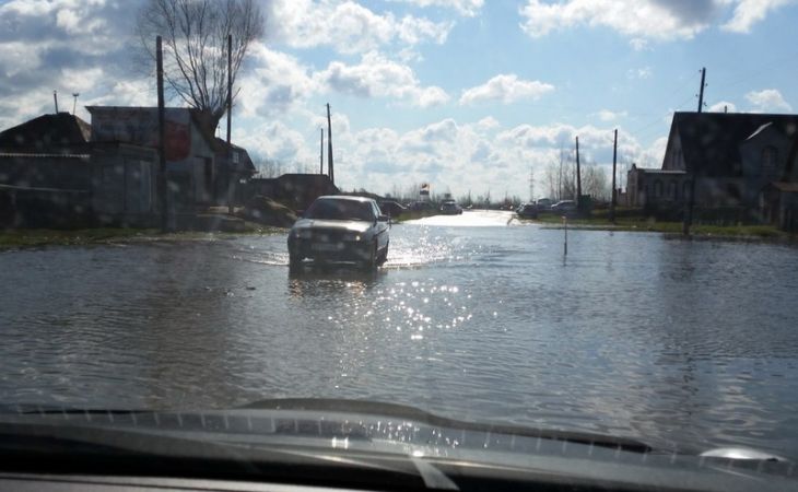 Вода в барнаульском поселке Затон поднялась до критической отметки и затопила дорогу