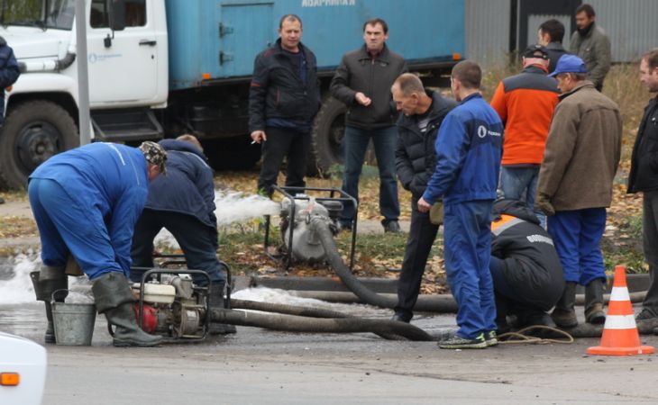 Порыв изношенной трубы оставил без воды около 150 домов Барнаула