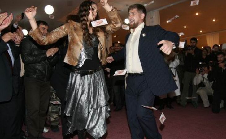 Кадыров станцевал лезгинку на свадьбе главы РОВД и 17-летней девушки