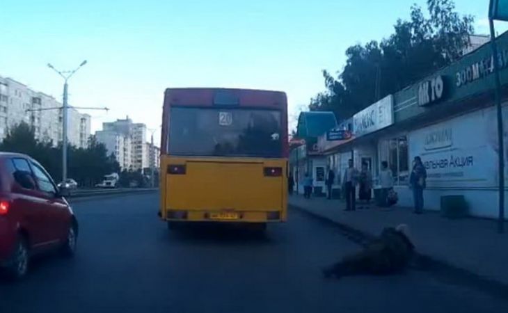 Пенсионер выпал из движущегося автобуса в Барнауле
