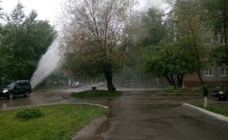 Многометровый фонтан прорвался сквозь асфальт в Барнауле