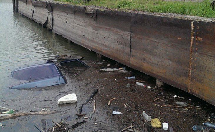 Барнаулец едва не утонул в машине в грязных водах Затона