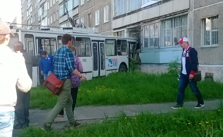 Троллейбус протаранил дом в Барнауле из-за запавшей педали газа