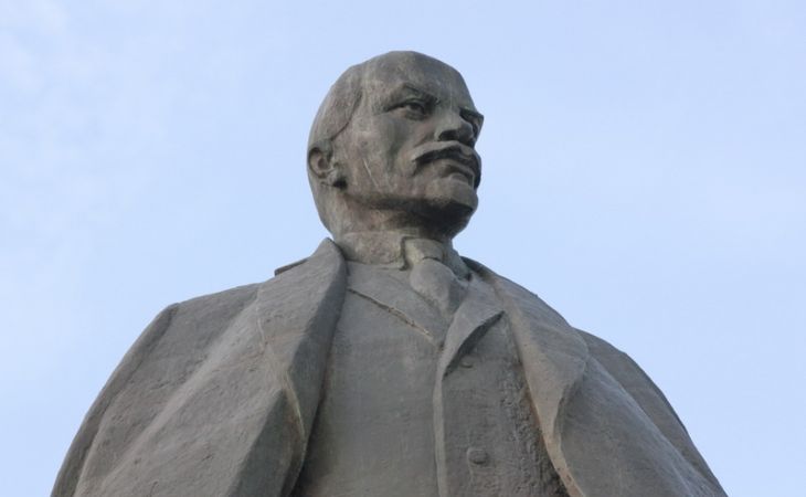 Житель Орла на спор показал пенис, танцуя на памятнике Ленину
