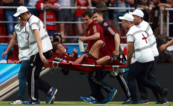 Защитник сборной России по футболу Василий Березуцкий получил перелом позвоночника