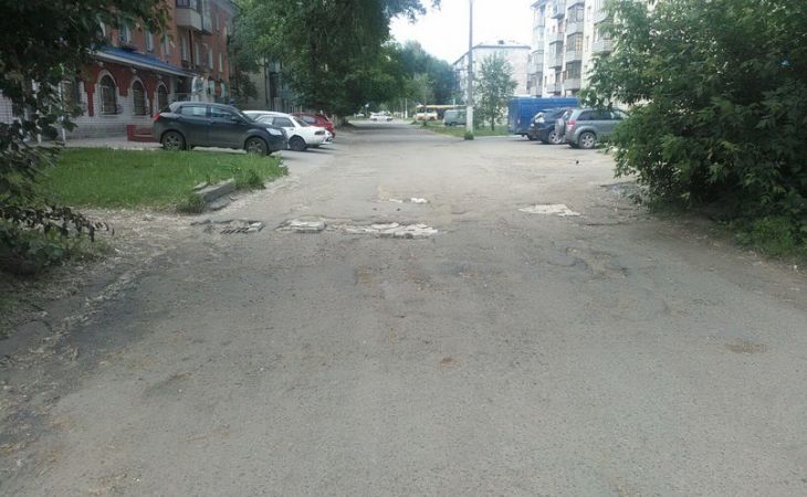 Жест отчаяния: автовладельцы Барнаула самостоятельно стали ремонтировать дороги в городе