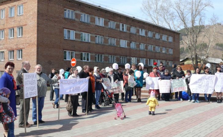 Коллеги арестованных за смерть ребенка врачей провели митинг в Горно-Алтайске