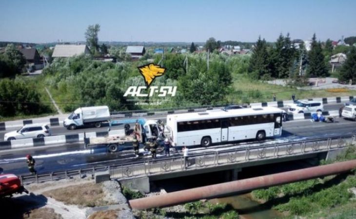 ДТП с участием барнаульского пассажирского автобуса и грузовика произошло под Новосибирском