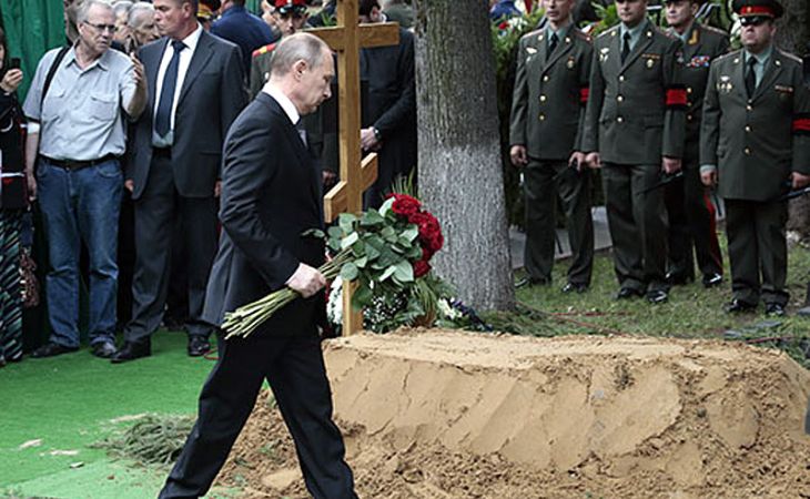 Евгения Примакова с воинскими почестями похоронили на Новодевичьем кладбище