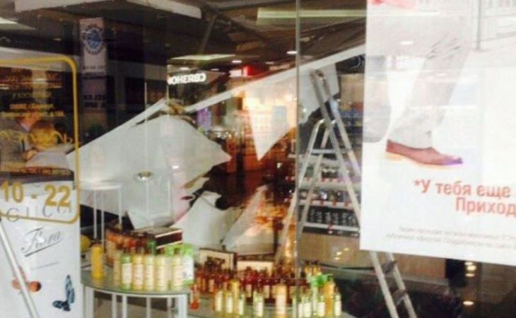 Потолок упал на спину девушке в ТРЦ "Арена" в Барнауле