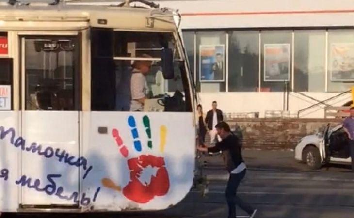 Девушка в центре Кемерова остановила трамвай "на скаку"