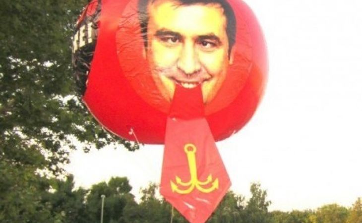 В Одессе запустили огромный шар с изображением Саакашвили, жующего галстук