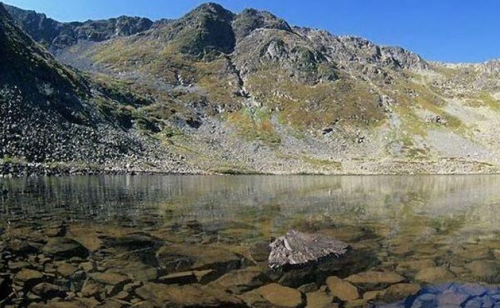 Спасатели нашли тело неизвестного мужчины у озера на Алтае