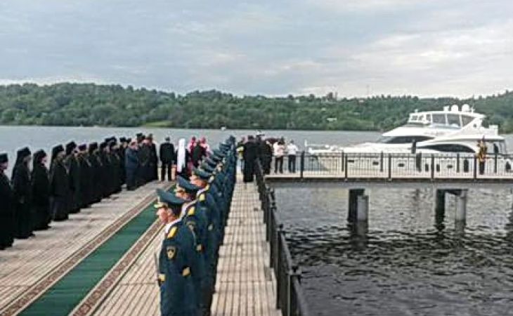 Патриарх Кирилл прибыл к верующим на личной яхте