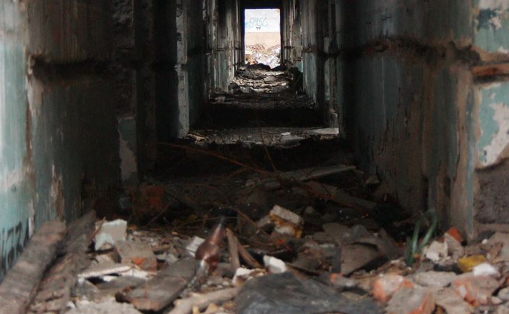 Бездомные погибли в Рубцовске под завалами здания на территории бывшего "Алттрака"