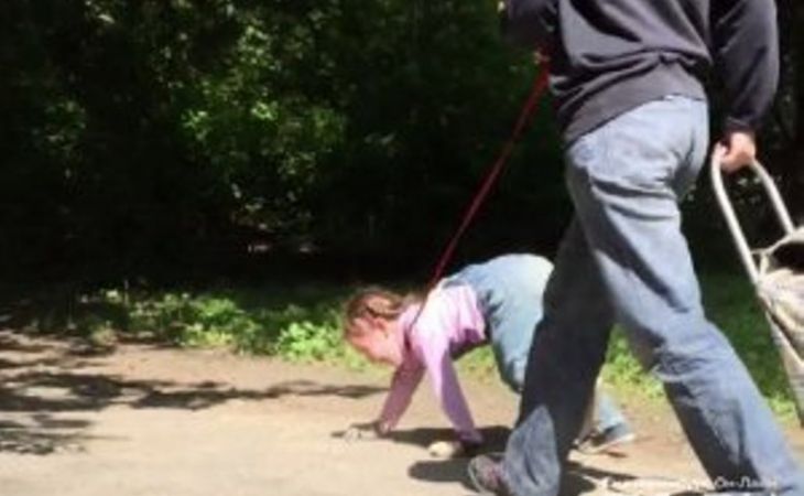 Шокирующий случай на Урале: женщина выгуливала маленького ребенка на поводке