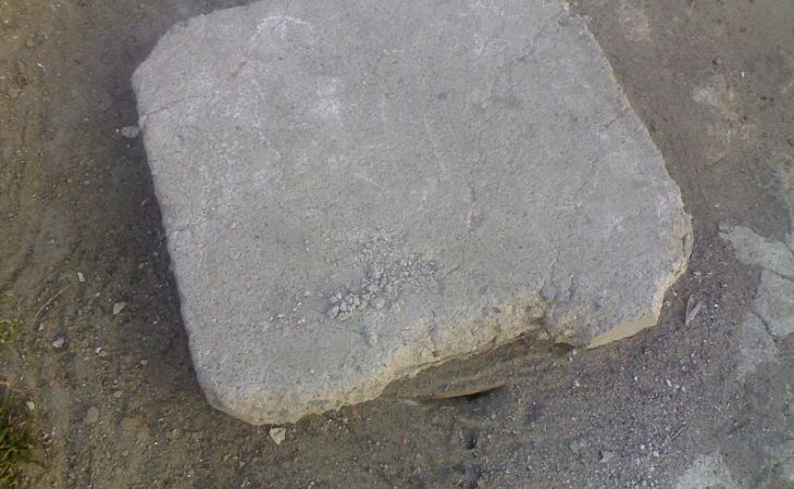 В Петербурге на беременную девушку упал кусок бетонной плиты