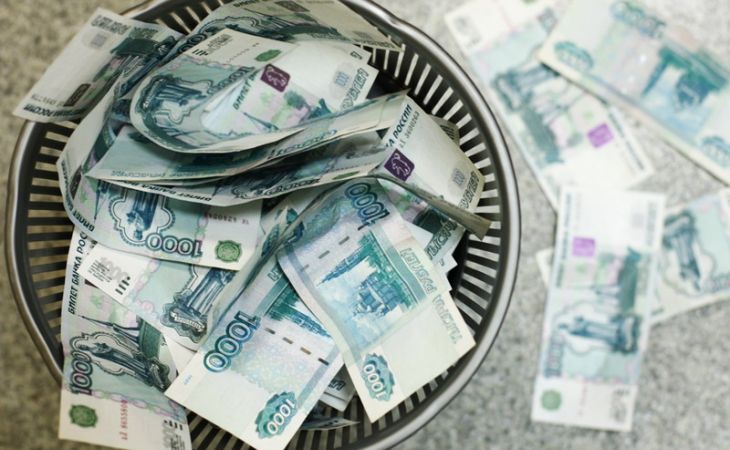Рубль продолжает падать против евро и доллара