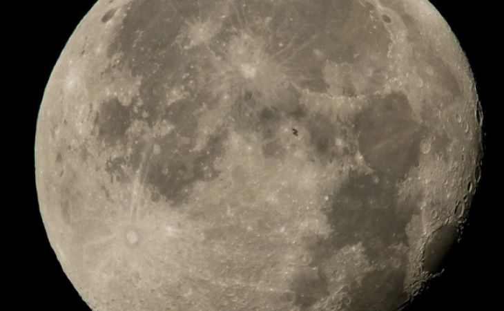 Изображение МКС на фоне полной Луны появилось в Сети
