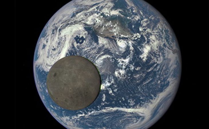 НАСА показало обратную сторону Луны на фоне Земли