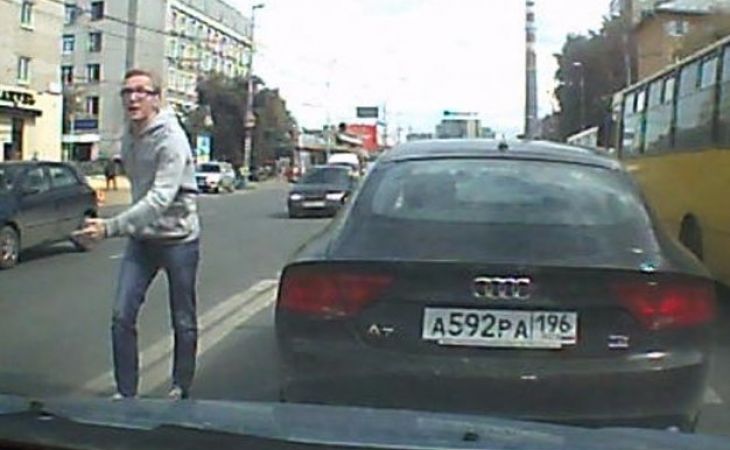 Водитель на Audi A7 ударил беременную женщину за то, что она не пустила его в свой ряд