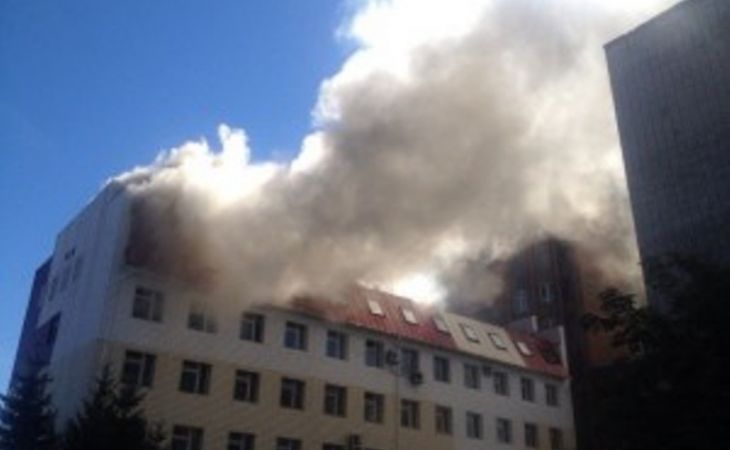 Здание Пенсионного фонда горело сегодня в Барнауле (видео)