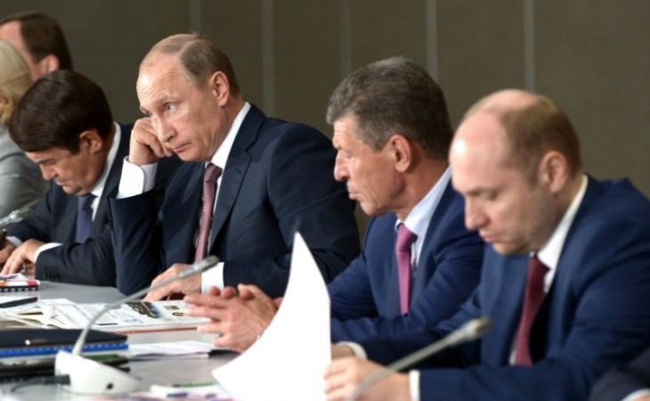 Половина россиян считает, что окружение Путина скрывает от него правду