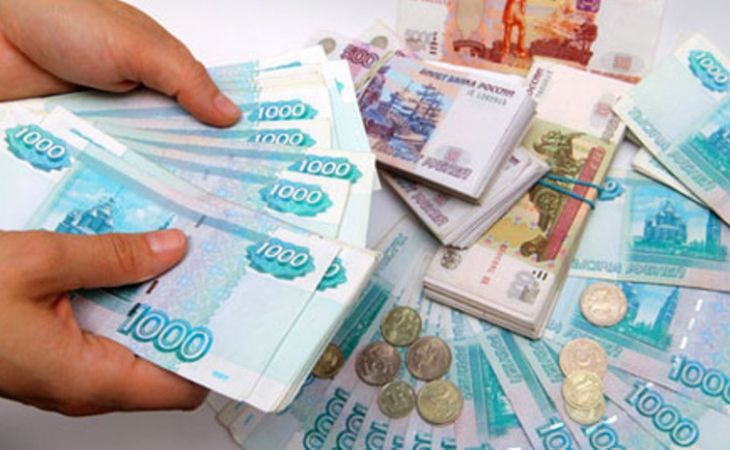 Жители Казахстана скупают рубли из-за обвала курса тенге