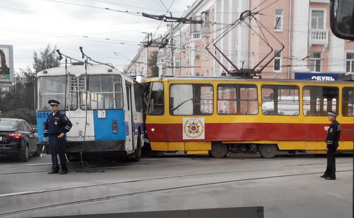 Авария между троллейбусом и трамваем парализовала движение в Барнауле