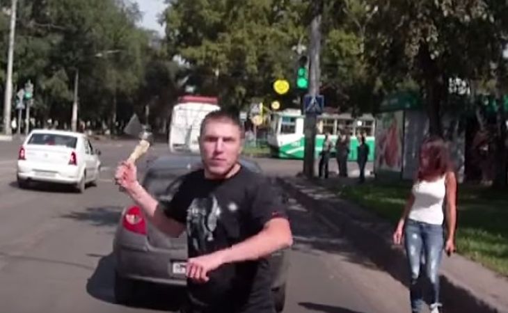 В Новокузнецке бешеный водитель размахивал топором и стрелял из пистолета