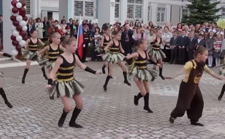 В Краснознаменске ученицы младших классов на 1 сентября исполнили "танец пчелок"