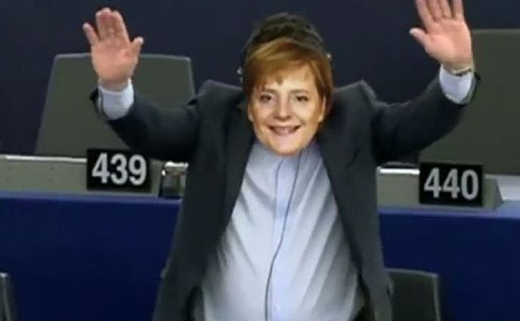 Итальянский депутат появился на заседании Еврокомиссии в маске Меркель