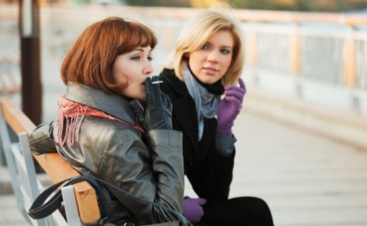 Россиянам с 14 октября запретят курить на улице