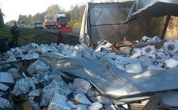 В Тверской области перевернулся грузовик с водкой, которую тут же начали растаскивать