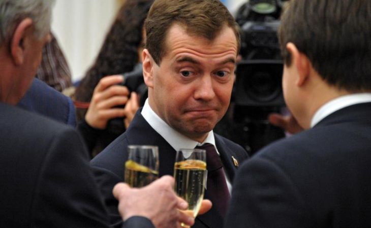 Медведев подписал указ об уничтожении нелегальной алкогольной продукции