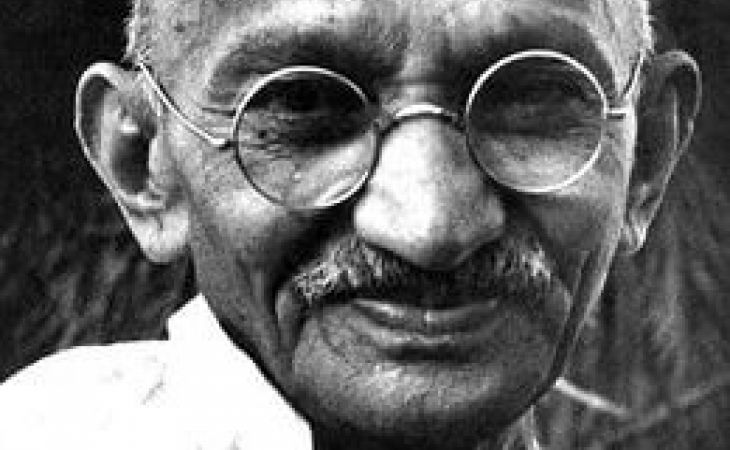 Правнучке Махатмы Ганди предъявили обвинения в краже и мошенничестве