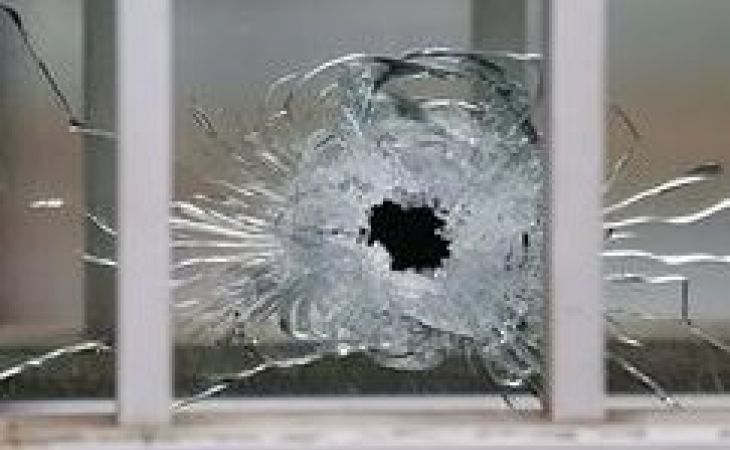 В Новосибирске выстрелом в окно отделения ранили полицейского