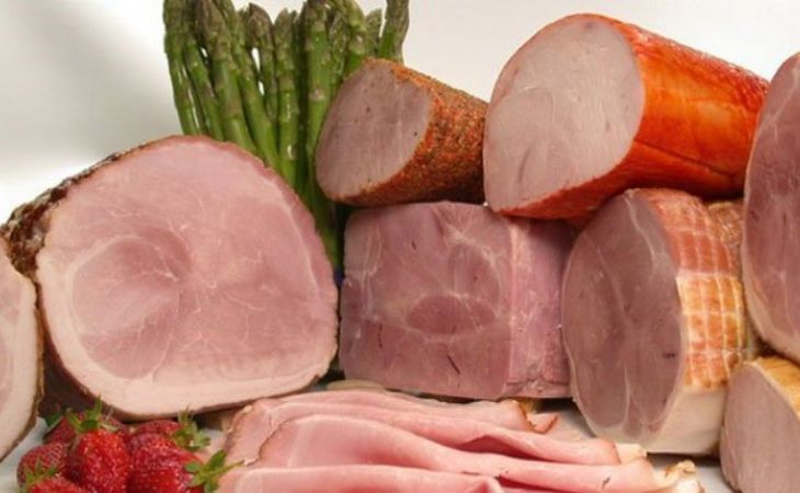 Употребление колбасы и бекона провоцирует рак кишечника – ВОЗ