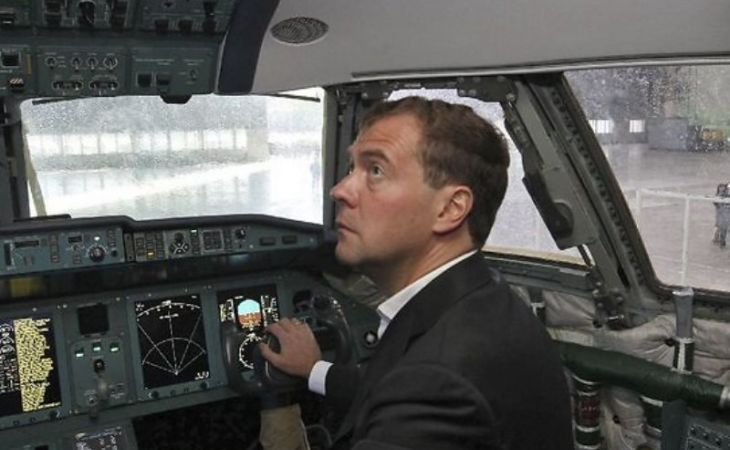 Медведев распорядился повысить безопасность на российских международных рейсах